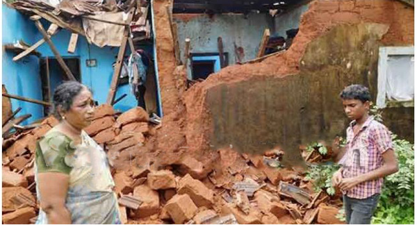 ಕುಸಿದು ಬಿದ್ದ ವಾಸದ ಮನೆ : ಮಗನೊಂದಿಗೆ ಬಡ ವಿಧವೆ ಕಂಗಾಲು